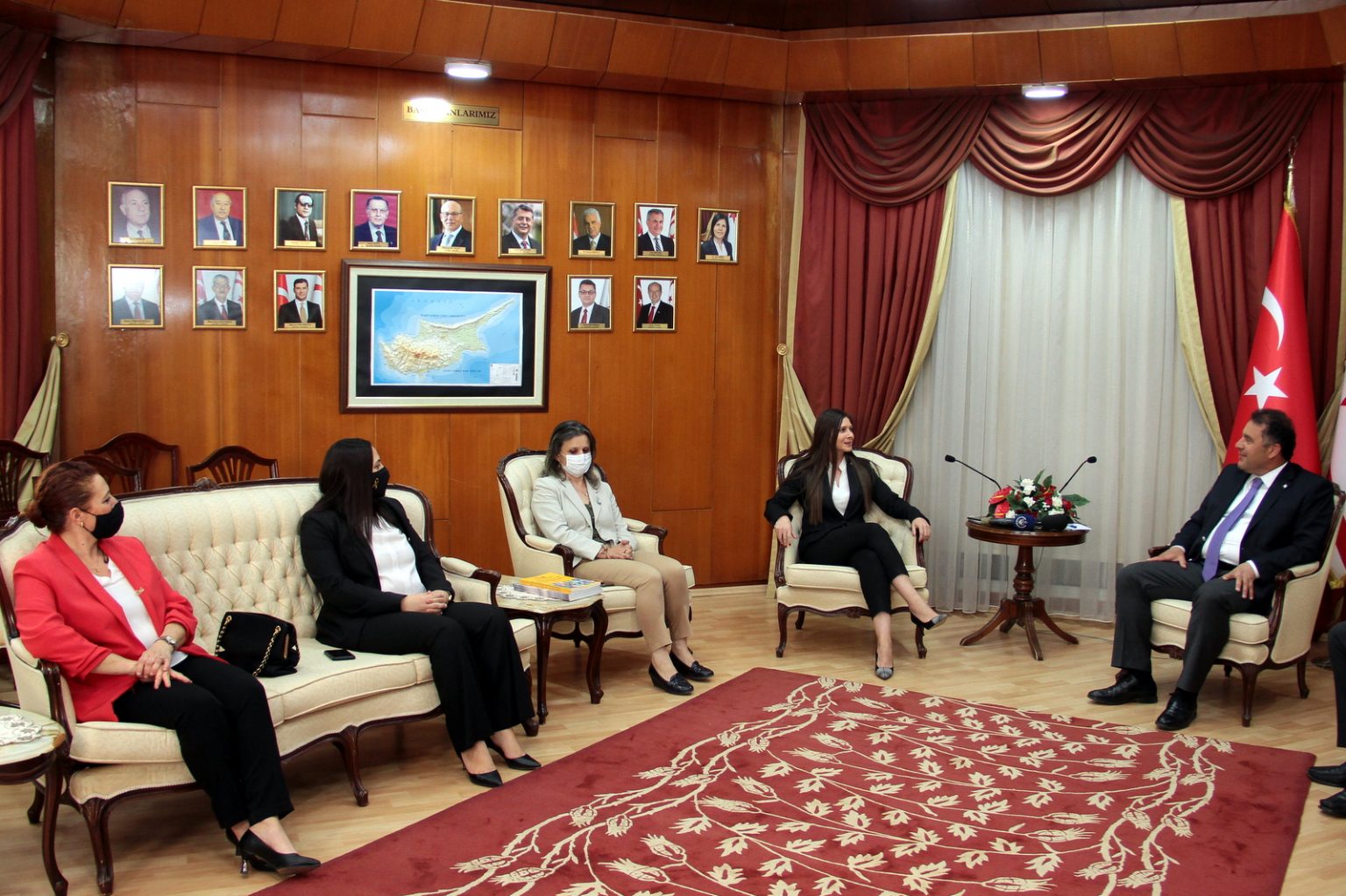 Başbakan Saner İş Kadınları Derneği yetkililerini kabul etti