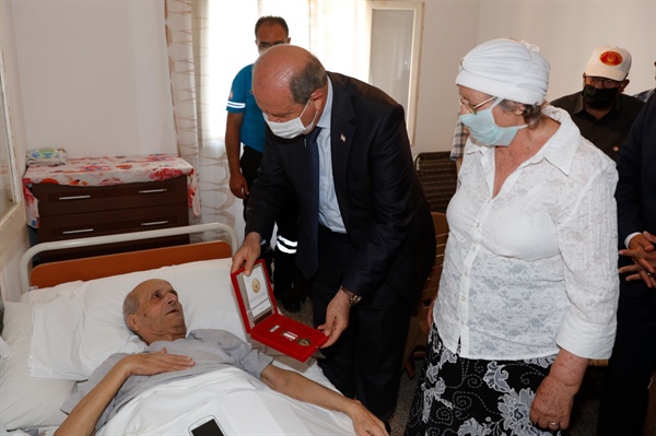 Ersin Tatar, Osman Gazier’e şeref madalyası takdim etti