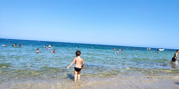 Bayram süresince vatandaşlar plajlar ve tatil beldelerinde bayramı kutluyor
