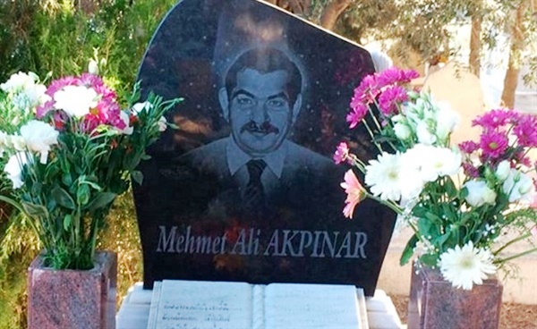 Merhum gazeteci Akpınar için kabri başında tören düzenlendi