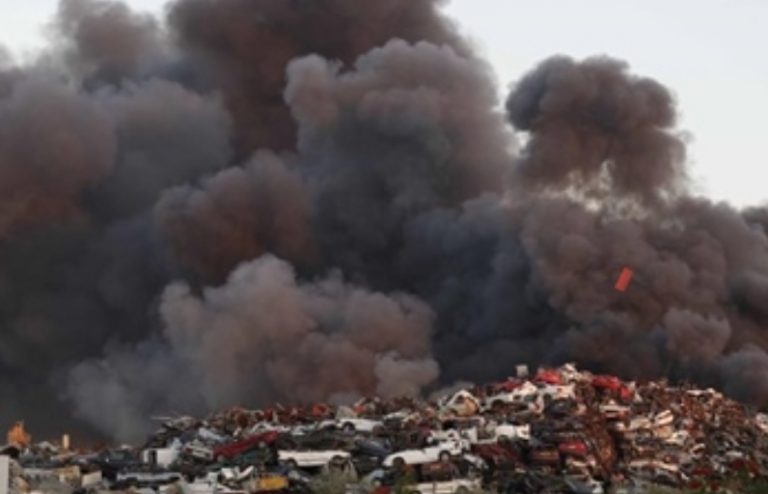 Güney Kıbrıs’ta Lefkoşa yakınında atık işleme tesisinde çıkan yangın