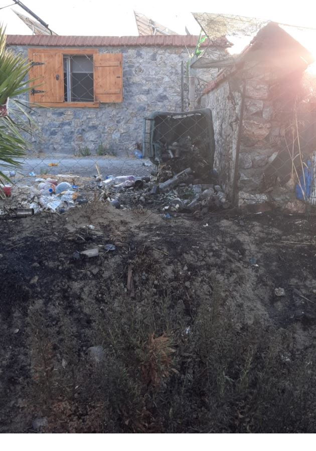 150 adet selvi ile yabani zeytin ağaçları ve bir şahsa ait bahçe evinde bulunan çocuk oyun evi yanarak zarar gördü
