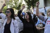 24 saatlik greve giden doktor ve sağlık çalışanları, başkent Atina'da gösteri düzenledi