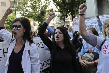 24 saatlik greve giden doktor ve sağlık çalışanları, başkent Atina'da gösteri düzenledi