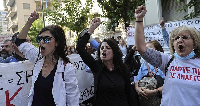 24 saatlik greve giden doktor ve sağlık çalışanları, başkent Atina’da gösteri düzenledi
