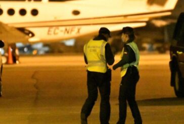 Acil iniş yapan uçaktan inip kaçan Afrikalı yolcular aranıyor
