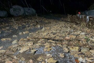 Bodrum’da sağanak nedeniyle evleri su bastı, kaya parçaları yolları kapattı