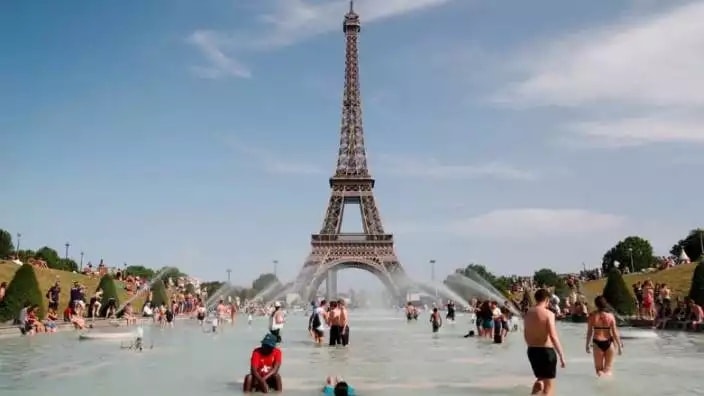 Yaz mevsiminin gelmesiyle birlikte kavurucu sıcaklar Fransa’yı vurdu