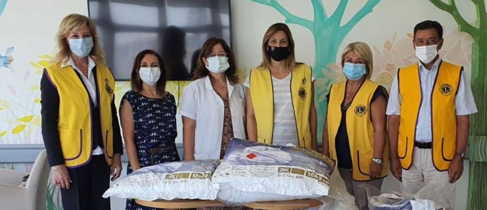 Kuzey Kıbrıs Hizmet Kulüpleri Federasyonu, Lefkoşa Hastahanesi Çocuk Onkoloji servisine, ihtiyaçları olan 36 adet yastığı bağışladı