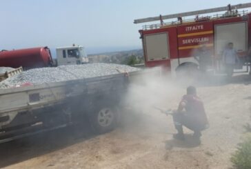 Girne-Değirmenlik yolunda seyreden çakıl yüklü kamyonet alev aldı