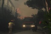 Yunanistan'ın başkenti Atina'nın kuzeyinde çıkan orman yangını nedeniyle halk tahliye edildi