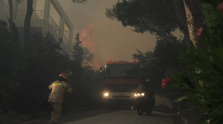 Yunanistan’ın başkenti Atina’nın kuzeyinde çıkan orman yangını nedeniyle halk tahliye edildi