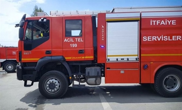 Yangında, ambar ile içindeki muhtelif kullanılmayan eşyalar ve yarım dönümlük alandaki kuru otlar yandı