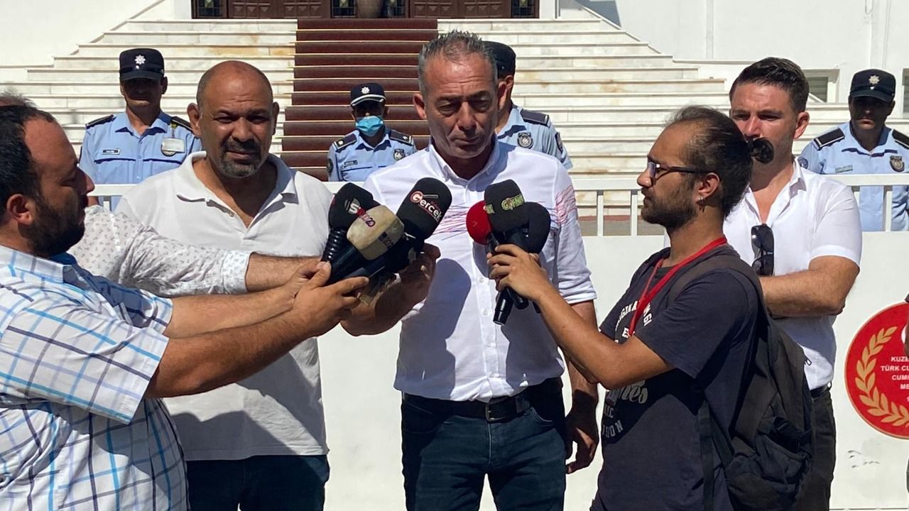 Belediyelerde örgütlü 2 sendika reform talep ettikleri 51/95 sayılı Belediyeler Yasası hakkında Meclis önünde açıklama yaptı