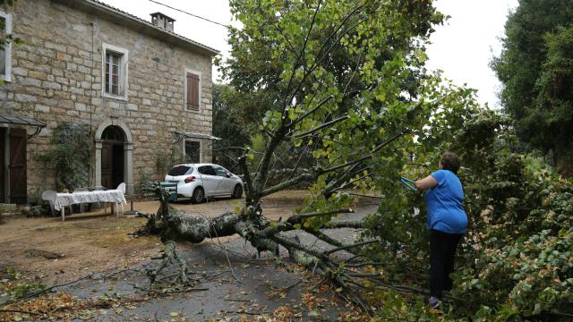 Fransa’nın Korsika Adası’nda fırtına etkili oldu