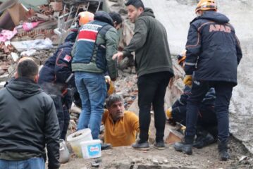 Türkiye'deki depremlerde can kaybı 12 bin 873'e yükseldi