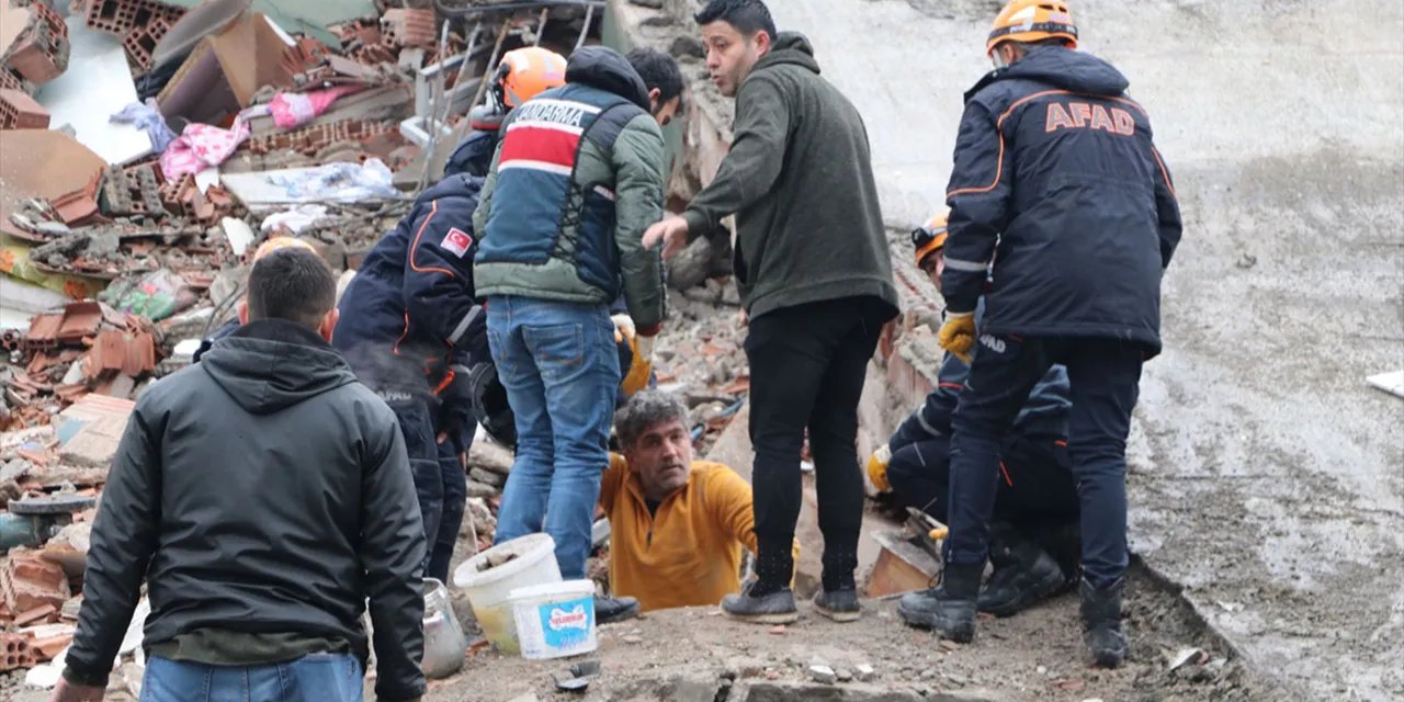 Türkiye’deki depremlerde can kaybı 12 bin 873’e yükseldi