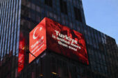 Times Meydanı'nda Türkiye'deki depremlerde hayatını kaybedenler için mesajlar yayınlandı