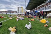 Sırbistan Ligi'ndeki Novi Pazar-Radnicki maçında depremzede çocuklar için oyuncak toplandı