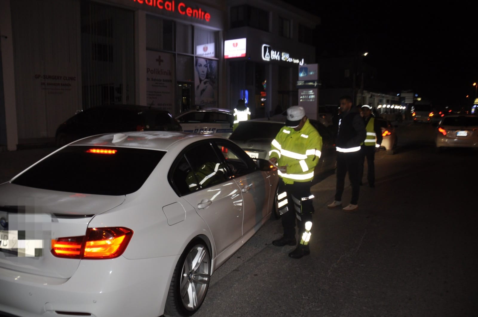 Trafik kontrollerinde 24 sürücünün aracı ise trafikten men edildi