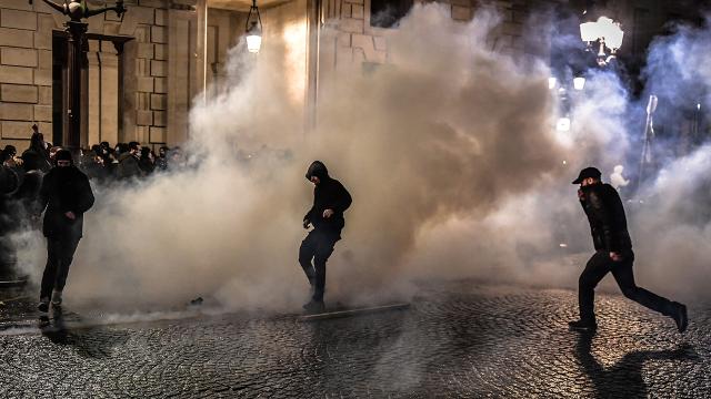 Paris sokakları yeniden karıştı, ortalık savaş alanına döndü