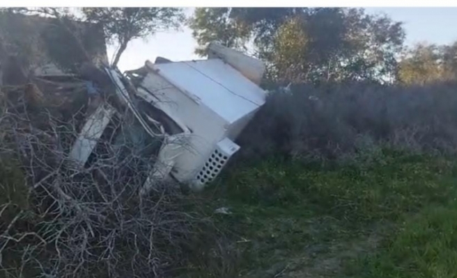 Girne- Lefkoşa ana yolunda sürücüsünün direksiyon hakimiyetini kaybettiği kamyonet devrildi… Mehmet Kırat yaralandı