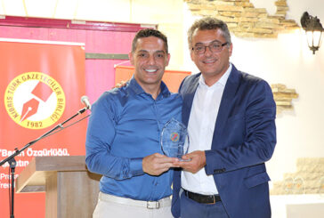 TV haber programında Genç TV’den Mustafa Alkan ödülünü aldı