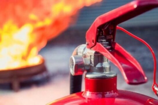 Girne'de bir apartmanın bodrum katında çıkan yangında araba yandı