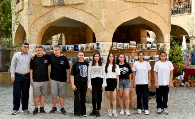 Depremzede gençlerin fotoğraflarının yer aldığı Geçerken Kuzey Kıbrıs Fotoğraf Gezileri Sergisi Büyük Han’da açıldı