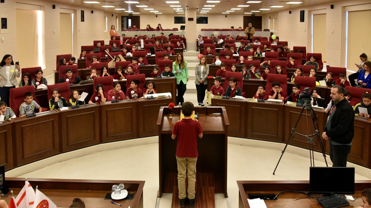Şehit Ertuğrul İlkokulu öğrencilerinin katılımıyla Meclis Genel Kurulu’nda özel oturum