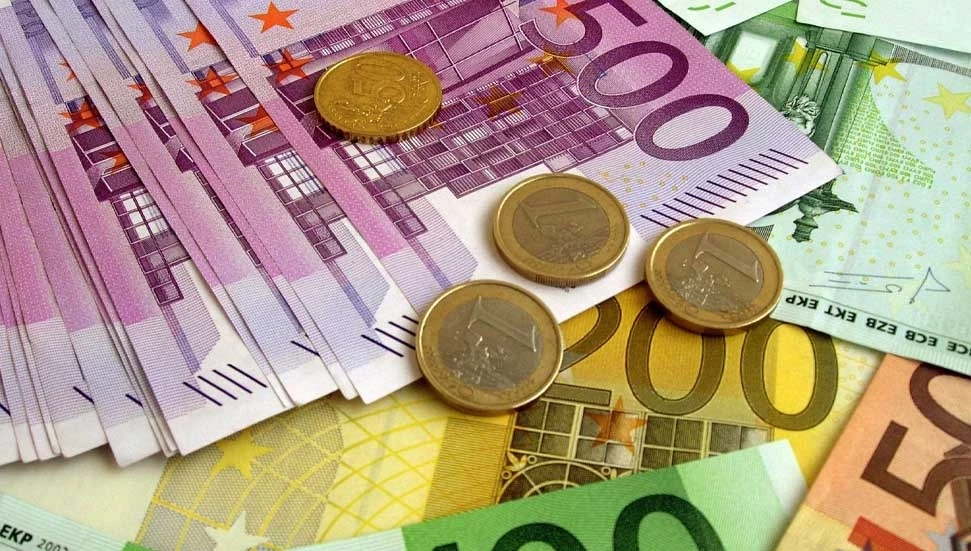 Euro 35,35, sterlin 41,15, dolar 32,65 liradan işlem görüyor