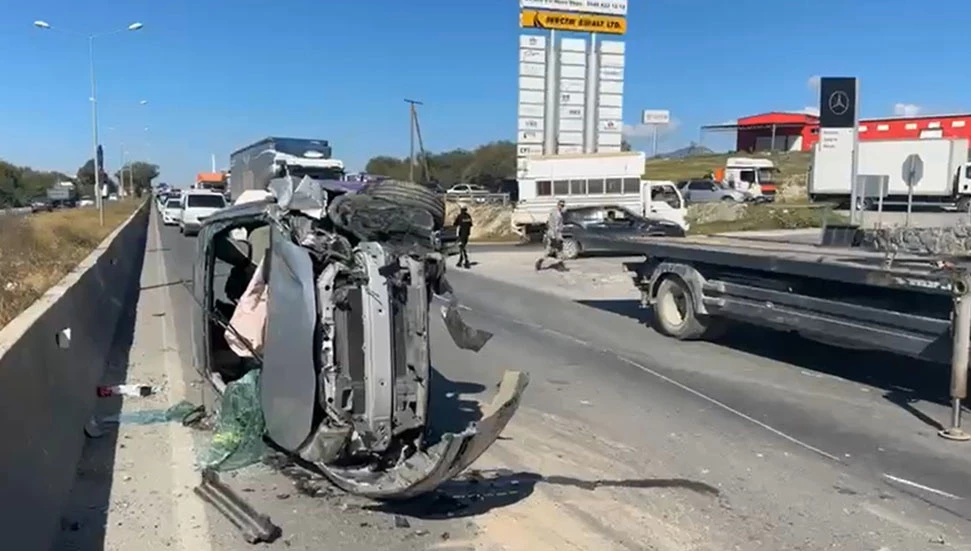 Lefkoşa-Gazimağusa ana yolunda feci kaza: TIR ile salon araç çarpıştı!