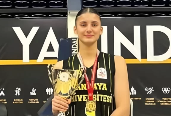 Kıbrıslı Türk basketbolcu İncilay Derman’ın yer aldığı Ankara Arı Koleji şampiyon oldu