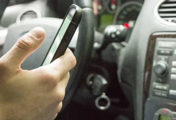 Polisten sürücülere direksiyondayken cep telefonu kullanmama uyarısı