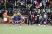 Fenerbahçe sahadan çekildi, Süper Kupa maçı yarım kaldı Galatasaray ile Fenerbahçe arasındaki 2023 Turkcell Süper Kupa maçı, sarı-lacivertli ekibin 2. dakikada sahadan çekilmesinin ardından hakem Volkan Bayarslan tarafından tatil edildi.