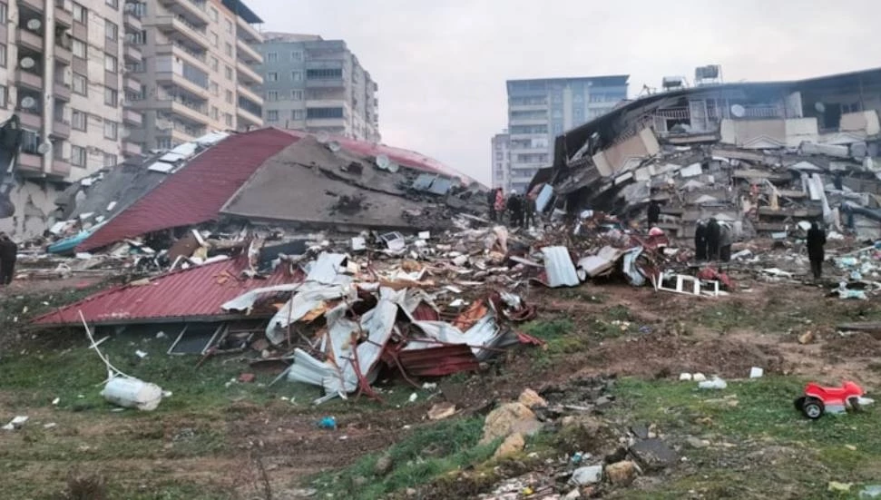 Depremde 52 kişinin hayatını kaybettiği Reyyan Apartmanı’na ilişkin dava: Patlıcan tarlasına bina dikmişler