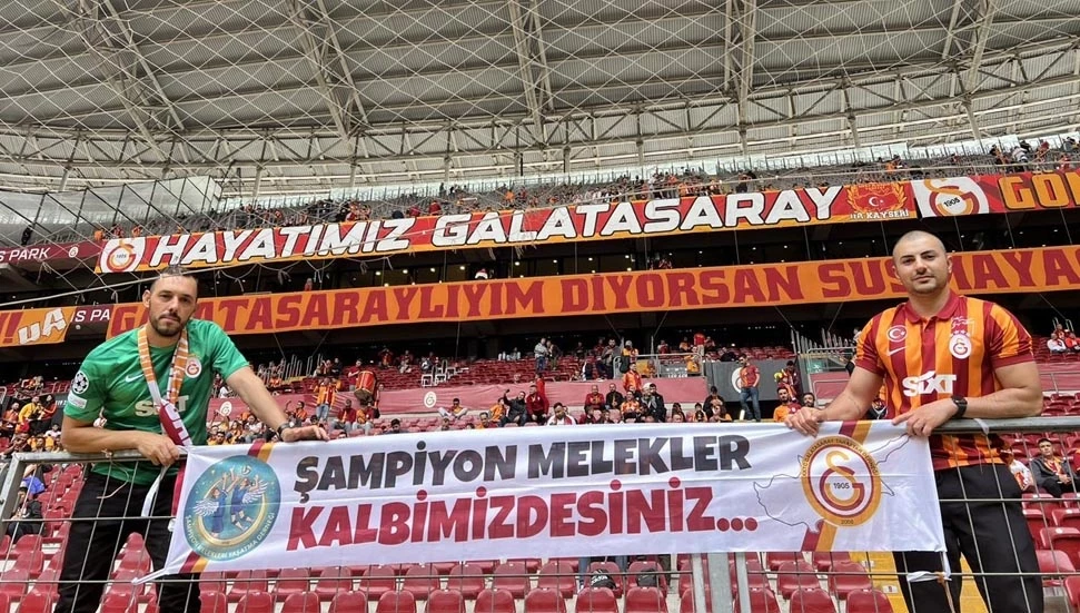Galatasaray tribününde ‘Şampiyon Melekler Kalbimizdesiniz’ pankartı açıldı