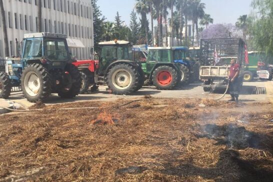Hayvan üreticileri Başbakanlık önünde balya ve lastik yaktı! Cemal Darbaz: Herkes hak ettiği cevabı alacak