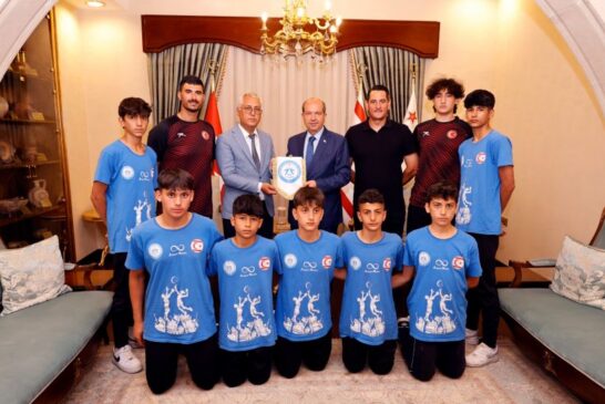 Cumhurbaşkanı Ersin Tatar, Hala Sultan İlahiyat Koleji Ortaokul Erkek Hentbol takımını kabul etti
