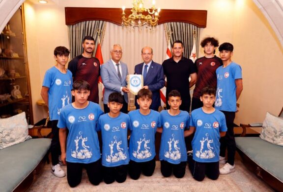 Cumhurbaşkanı Ersin Tatar, Hala Sultan İlahiyat Koleji Ortaokul Erkek Hentbol takımını kabul etti
