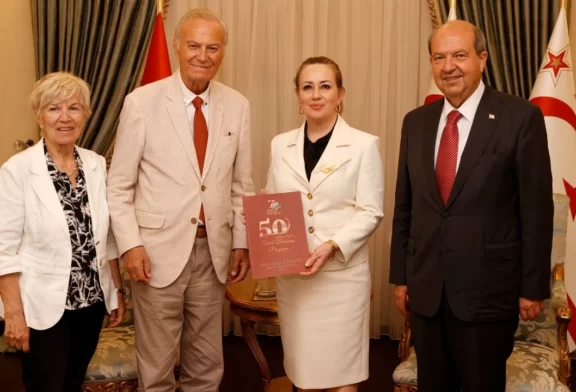 Cumhurbaşkanı Tatar ve eşi Sibel Tatar, sanatçı Ediz Hun ile eşi Berna Hun’u kabul etti