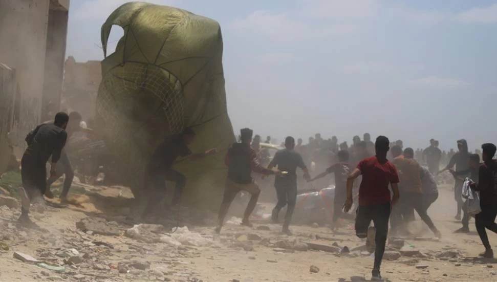 Gazze’ye havadan bırakılan yardımın paraşütleri açılmadı, çok sayıda ölü ve yaralı var
