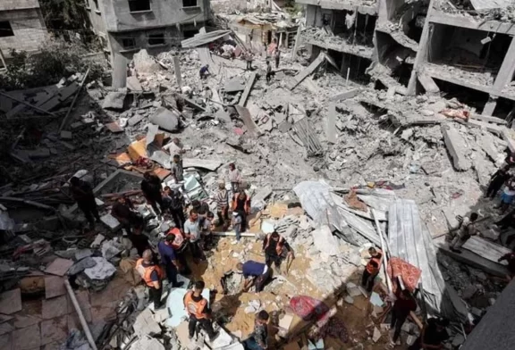 Gazze'de 230 günün korkunç bilançosu: 77 bin ton patlayıcı kullanıldı, 35 bin 800 ölü, 80 bin 200 yaralı var İsrail ordusunun, 7 Ekim 2023'ten bu yana Gazze Şeridi'ne yönelik sürdürdüğü saldırılarda 77 bin ton patlayıcı kullanıldığı ve 87 bin konutun tamamen yıkıldığı belirtildi. Gazze'de hastanelere ulaşan ölü sayısının 35 bin 800, yaralı sayısının da 80 bin 200 olduğu kaydedildi. Ölenlerden 15 bin 239'u çocuk ve 10 bin 93'ü kadın kadın.