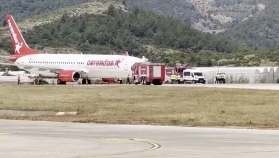 Antalya’da ön tekeri patlayan uçak gövde üzerine indi